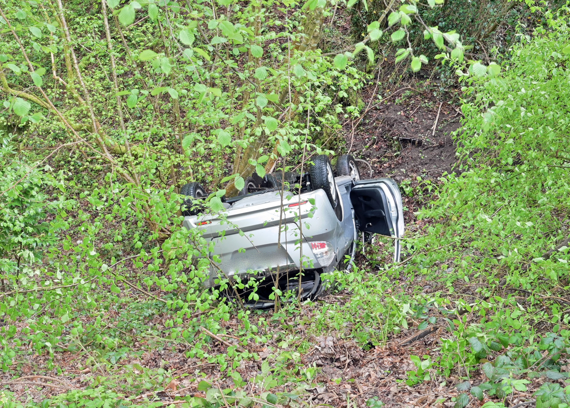 Auto fuhr Böschung hinunter 81 Jährige verletzt zentralplus