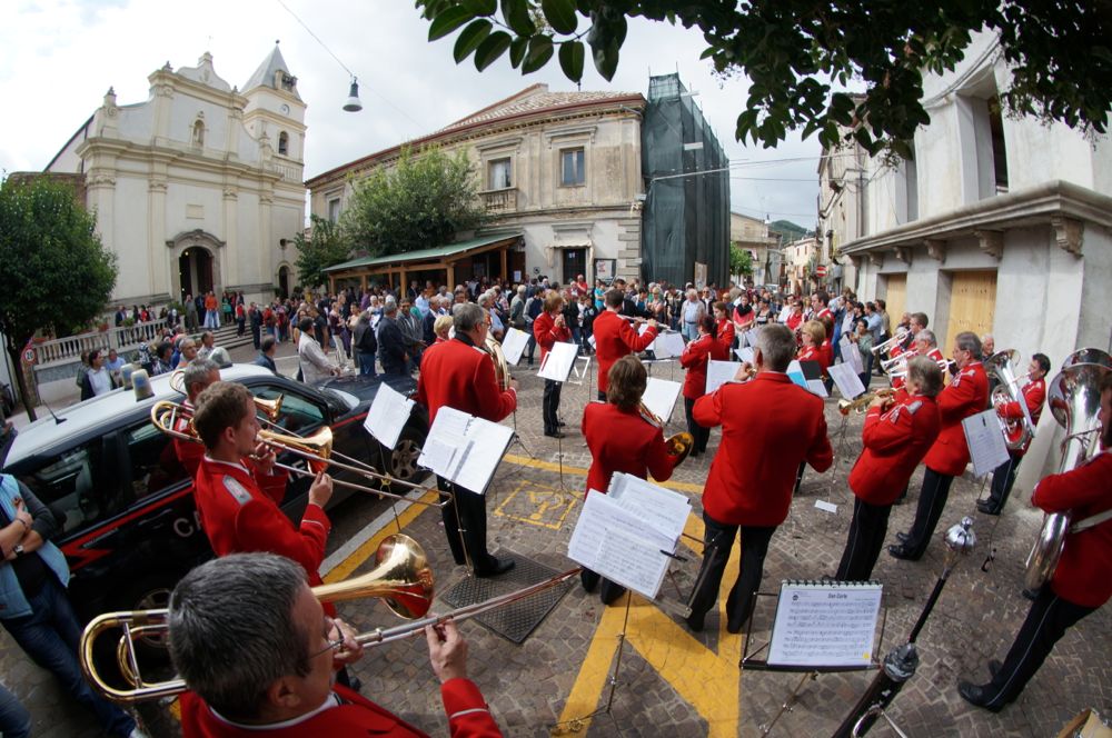 Der Musikverein Rotkreuz bei seinem Auftritt am Partnerschaftsfest in Amaroni 2013. (Bild: zvg)