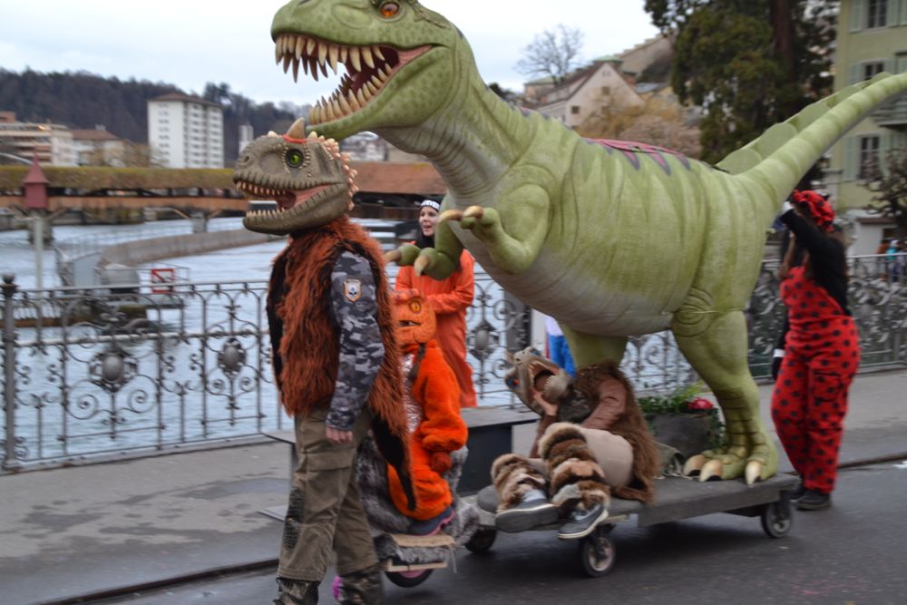 An der Luzerner Fasnacht sind rüüdige Gestalten unterwegs.