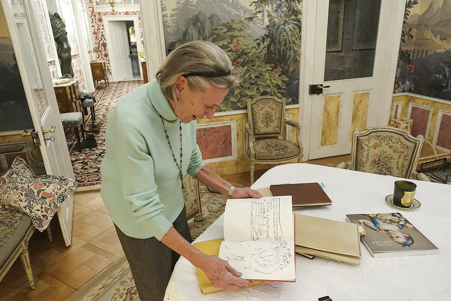 Onkel Hans hat sie alle gezeichnet: Ursula Jones blättert in den Gästebüchern ihrer Eltern. (Bild: jwy)