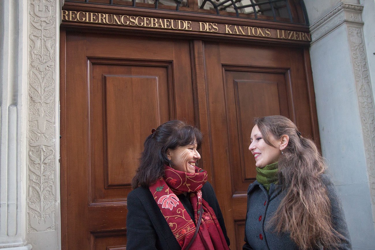 Zwei Generationen Politikerinnen vor dem Luzerner Regierungsgebäude: Renata und Katharina Meile (rechts).