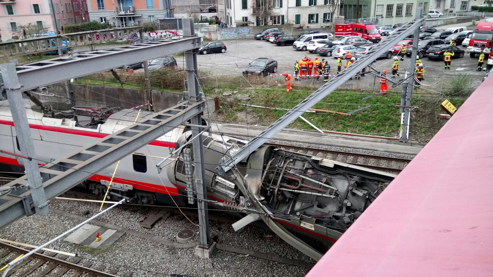 Der Zug ist direkt unterhalb der Langensand-Brücke entgleist.