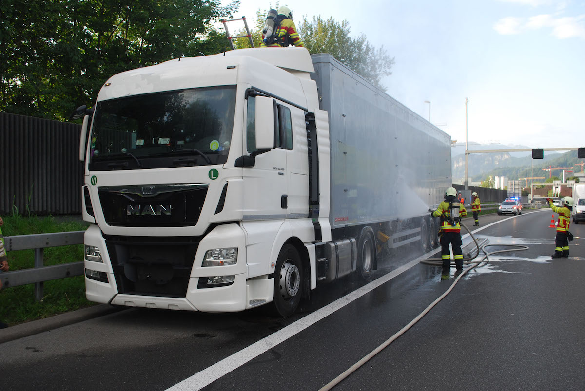 Der Anhänger des Sattelschleppers wurde von der Feuerwehr gekühlt.