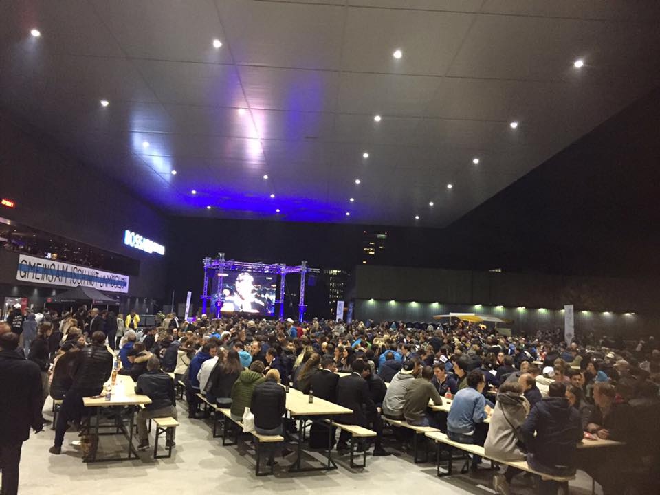 Public Viewing vor der Bossard Arena: Wie weit kommt der EVZ wohl diese Saison in den Playoffs?