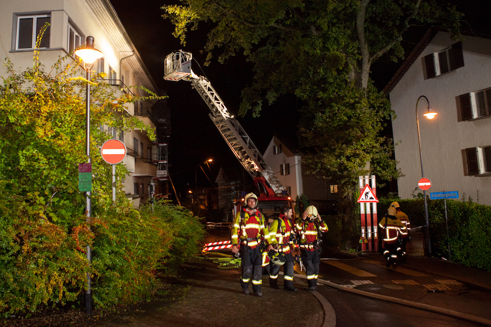 Mittels Drehleiter rette die Stadtluzerner Feuerwehr zwei Personen aus dem Haus.