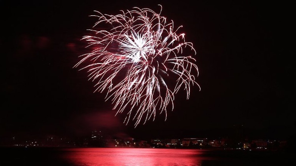 Im Kanton Zug Droht Ein Verbot Für Feuerwerk Und 1.-August-Feuer ...