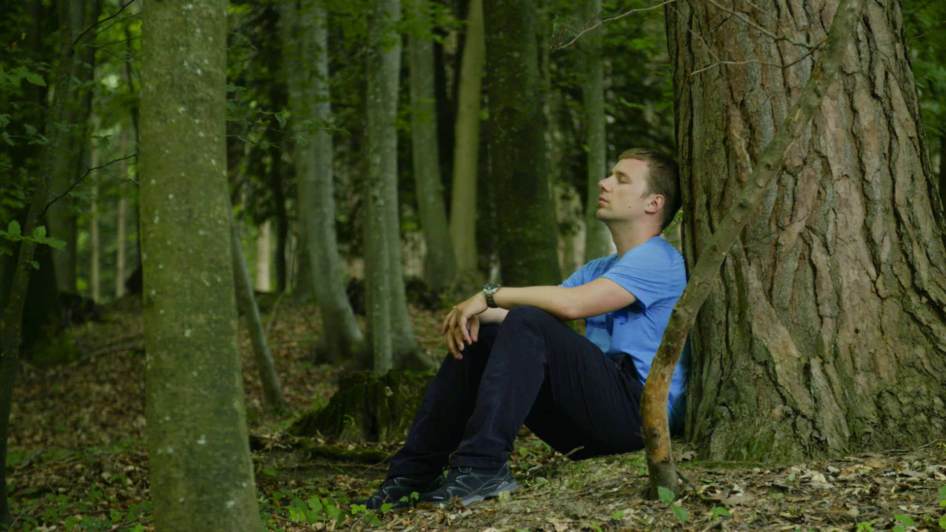 Protagonist Marius meditiert beim Schwitzhütten Seminar im Wald bei Glarisegg im Kanton Thurgau.