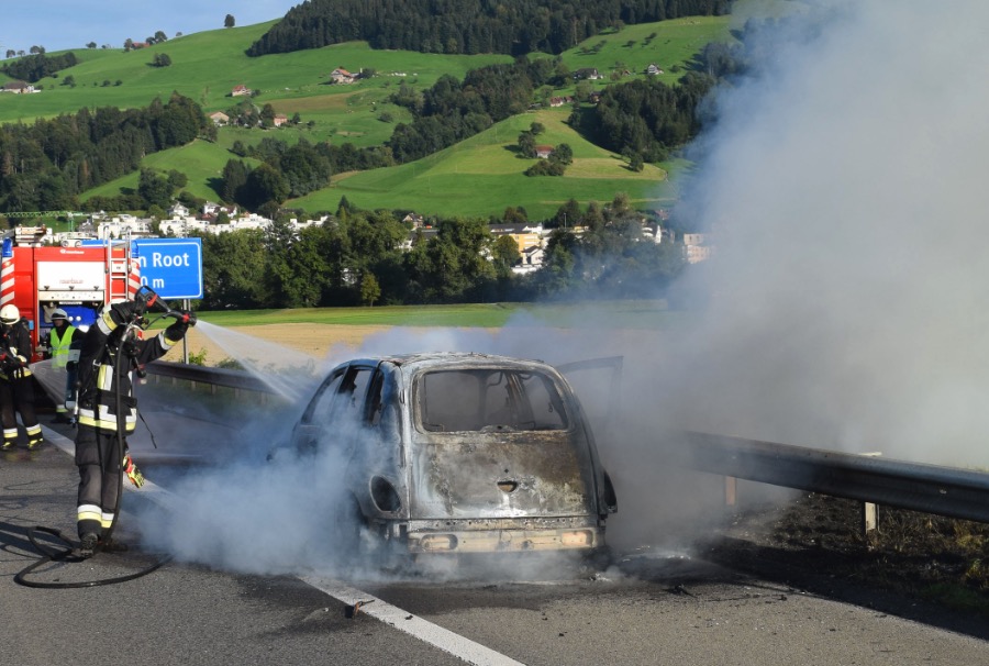 Auto Brennt Auf Autobahn Vollständig Aus Zentralplus