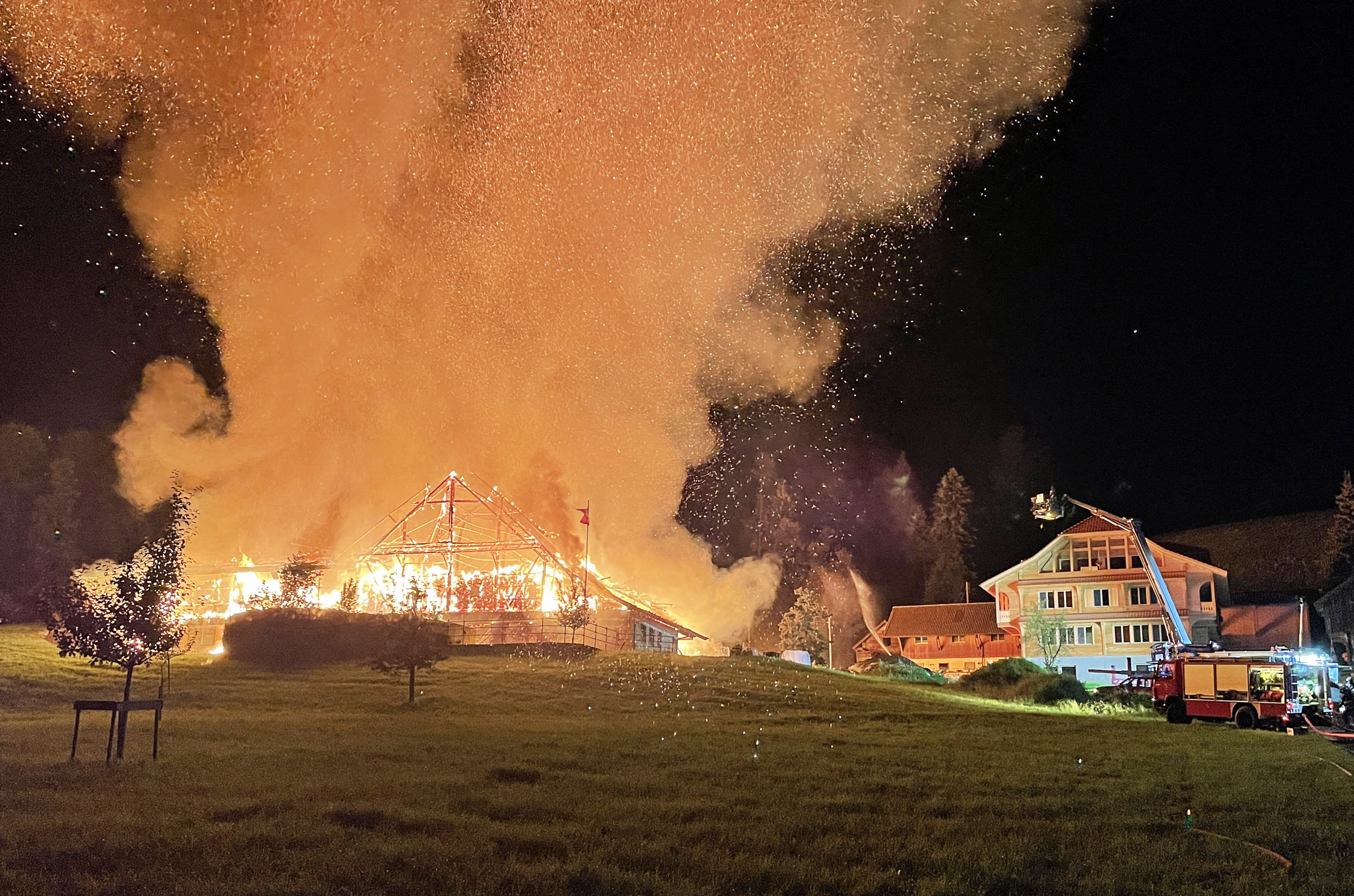 Flammeninferno In Wolhusen über 100 Tiere Sterben Bei Scheunen Brand Zentralplus 