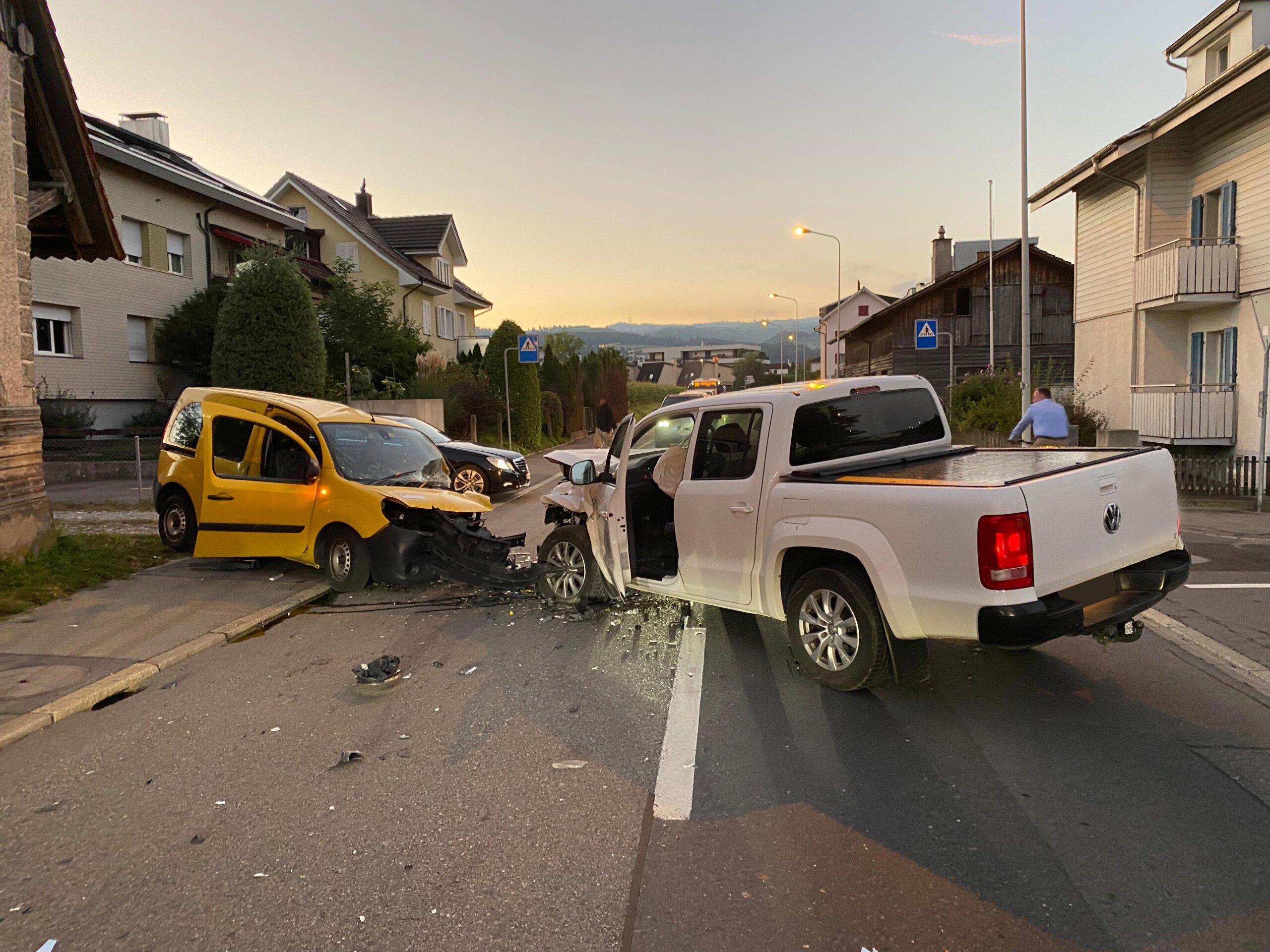 Baar: Pick-Up Gerät Auf Gegenfahrbahn Und Kracht In Auto L Zentralplus